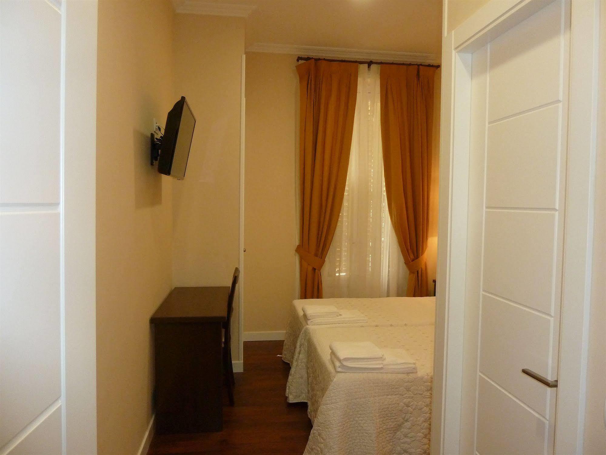 Hostal Mayor Madrid Exterior foto